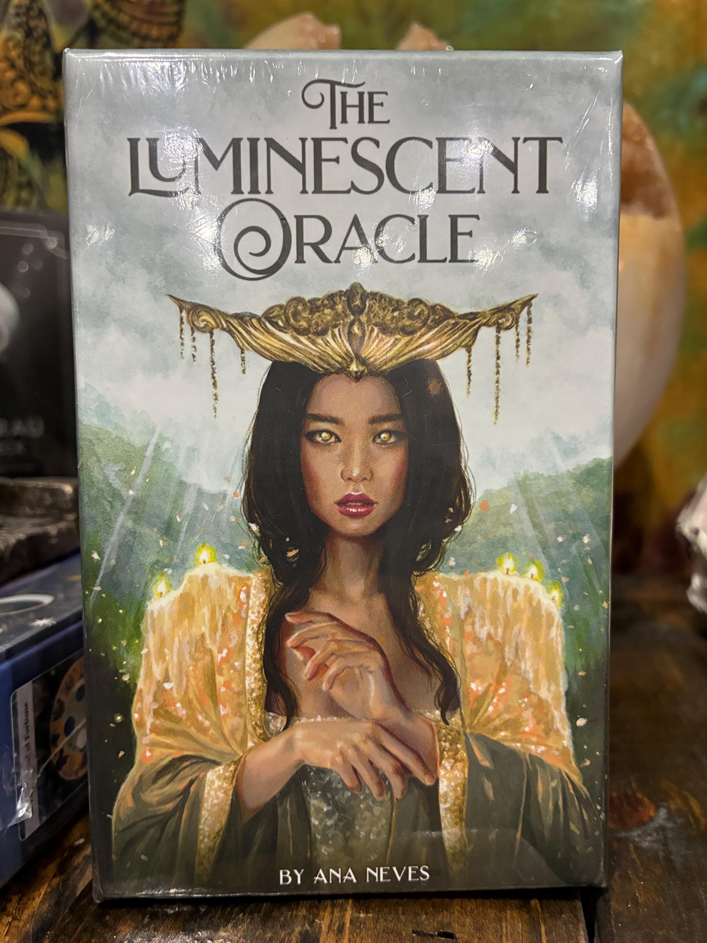 Luminescent Oracle Deck: Women Warriors, Feminine Wisdom