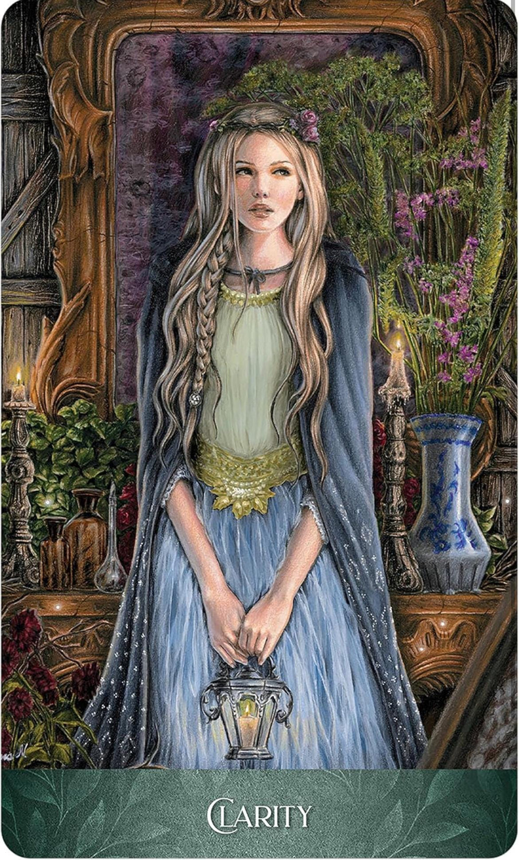 Luminescent Oracle Deck: Women Warriors, Feminine Wisdom
