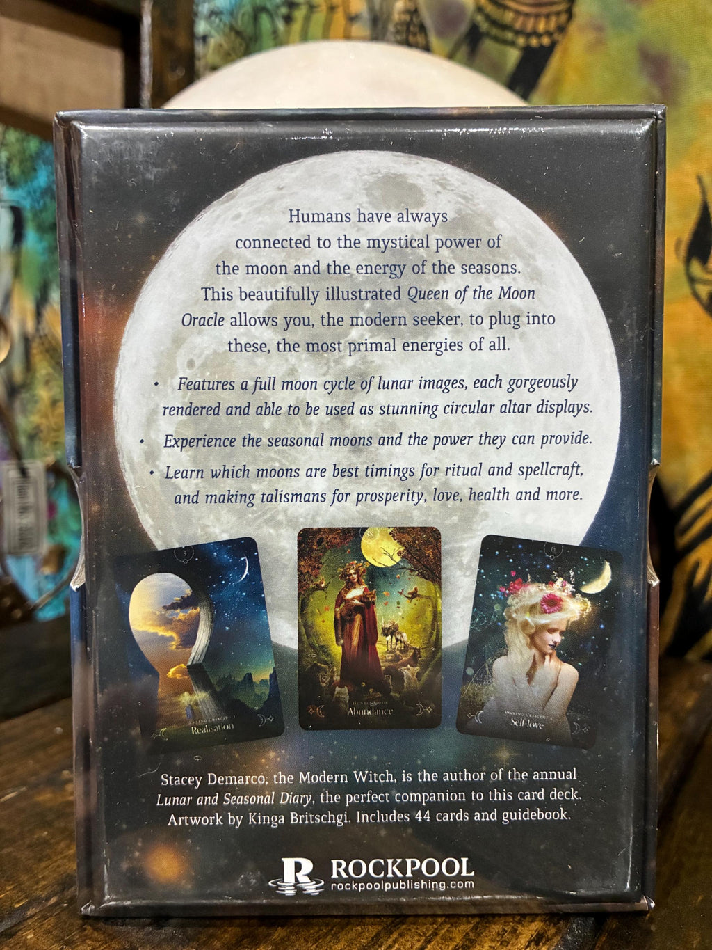 Queen of the Moon Oracle: Lunar and Seasonal Energies Guidance (44 Cards, 120-Page Guidebook)
